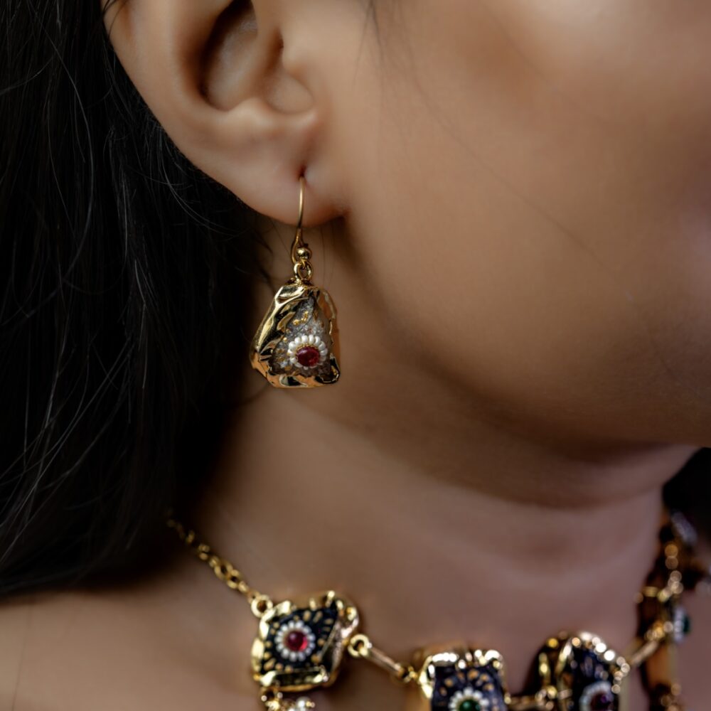 Vintage-Inspired Gold Choker Necklace with Multi-Stone Detailing and Dangle Earrings