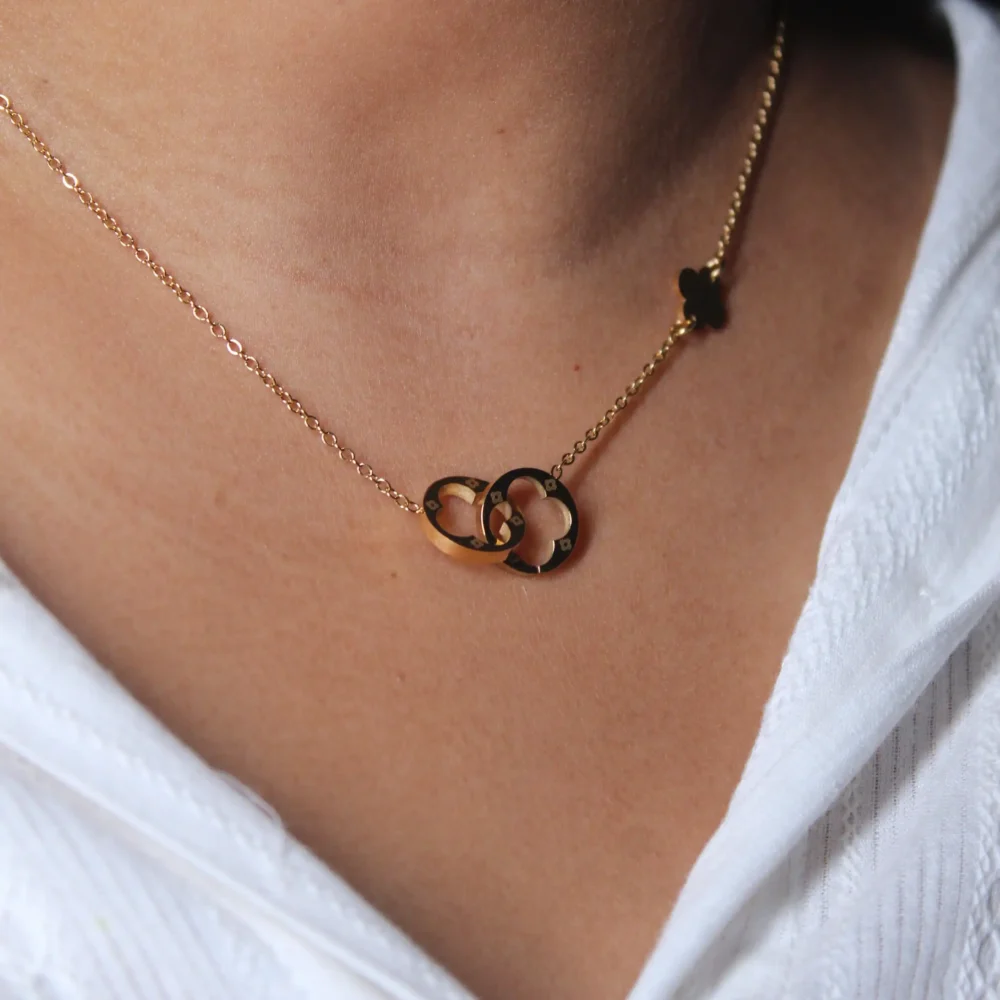 Elegant Clover Pendant Necklace – Gold-Tone Lucky Charm Jewelry