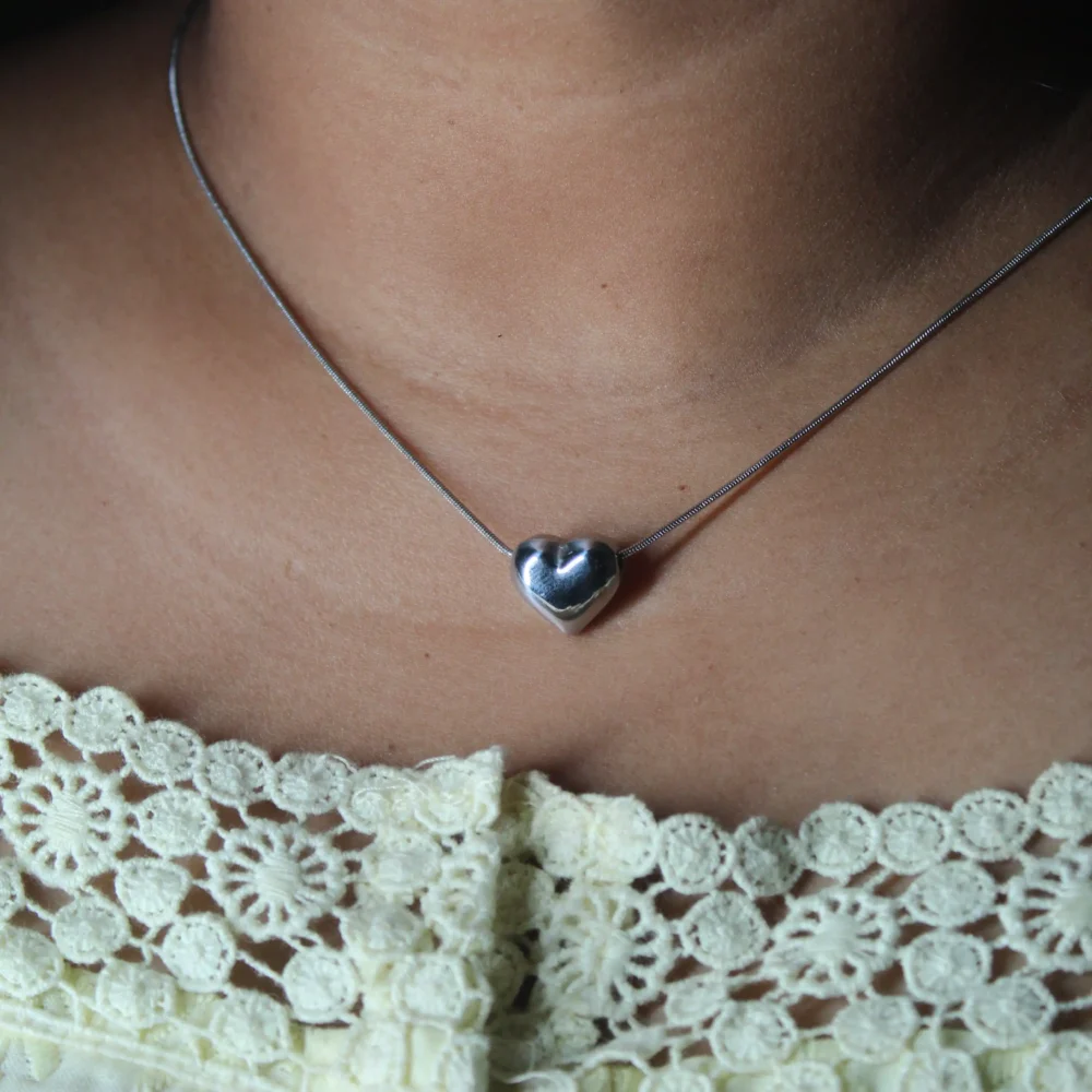 Minimalist Silver Heart Pendant Necklace – Elegant Everyday Jewelry