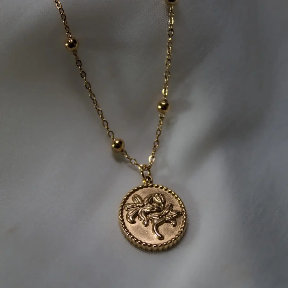 Vintage Floral Coin Pendant Necklace – Timeless Botanical Charm