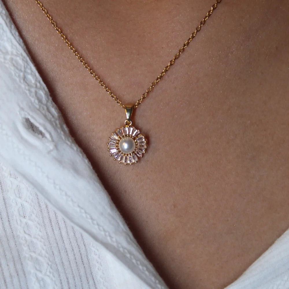 Elegant Pearl & Zircon Sunburst Pendant Necklace – Gold-Plated