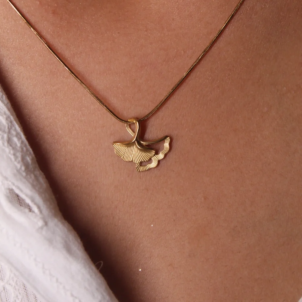 Ginkgo Leaf Pendant Necklace – Nature-Inspired Gold Jewelry