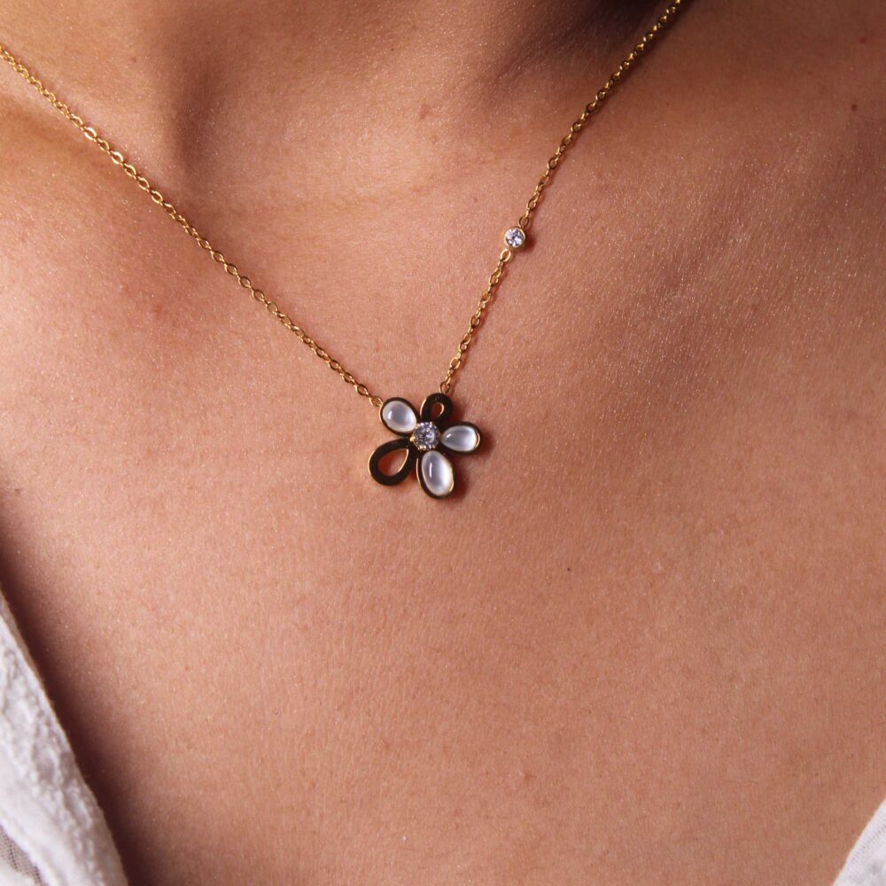 Pearl Flower Pendant Necklace – Elegant Floral Charm