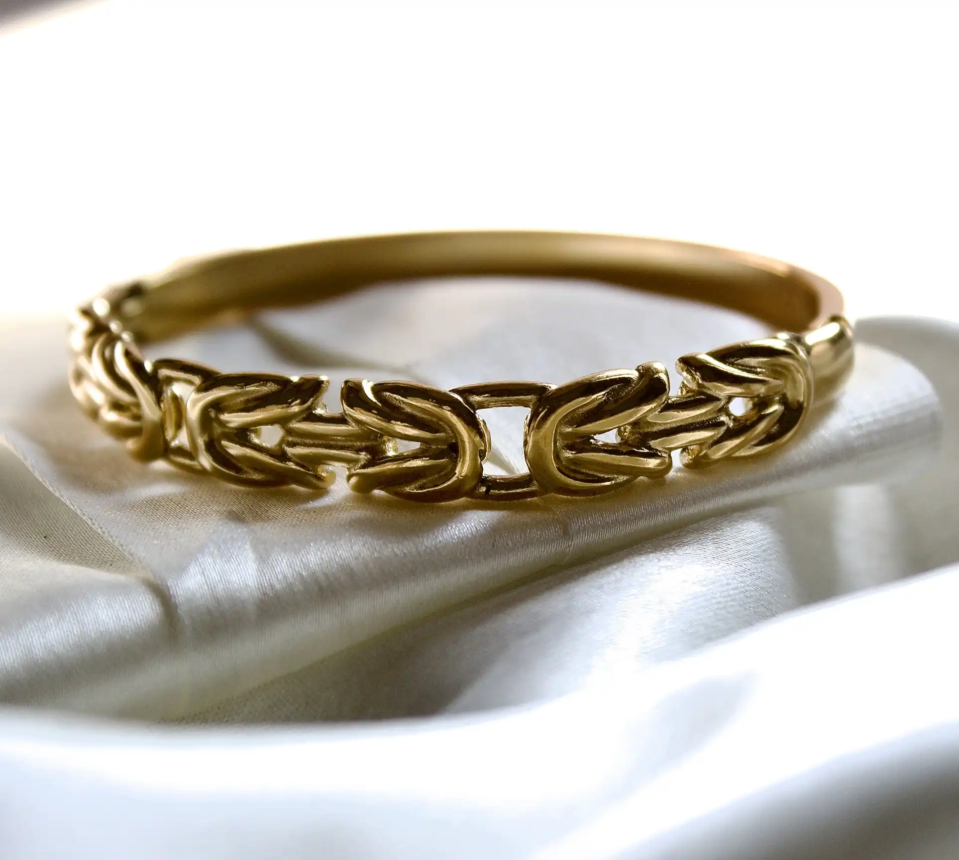 Gold-Plated Chain Link Bangle – Bold & Stylish