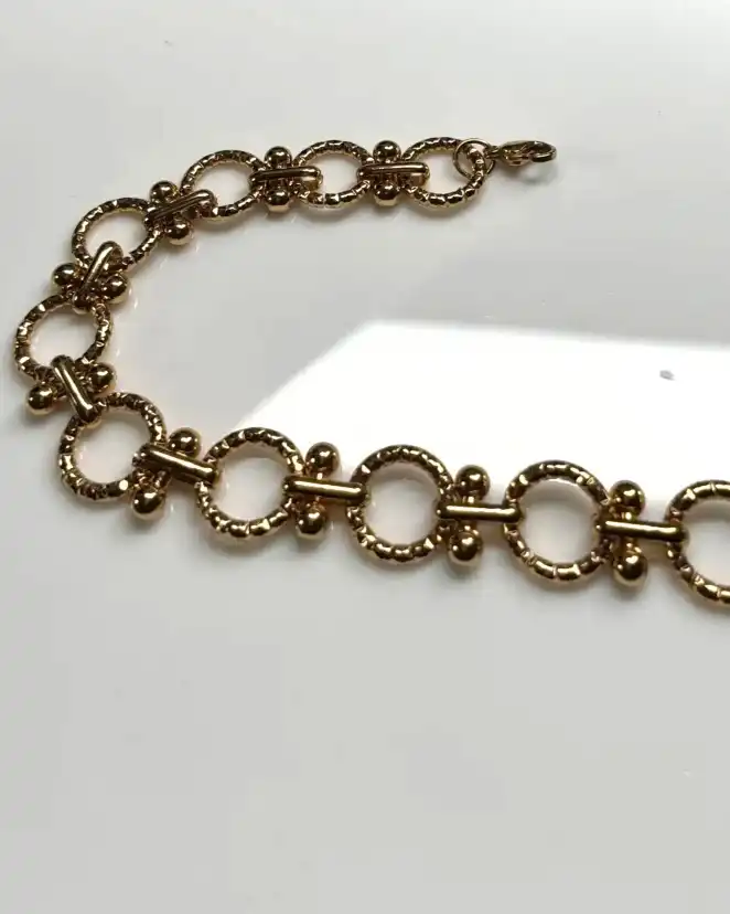 Elegant Gold Interlink Bracelet