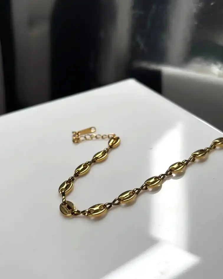 Elegant Gold Oval Link Bracelet